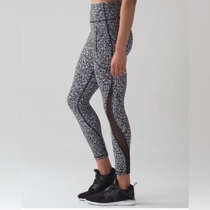 Lululemon Invigorate 7/8 Tight
Daisy Dust Alpine White Black / Black